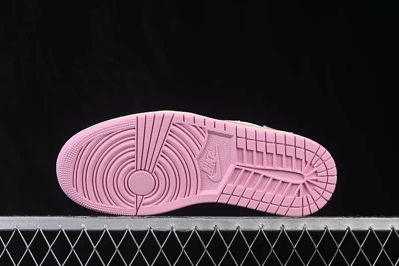 All Categories Air Jordan Jordan series basketball shoes Air Jordan 1 Low LJR version Travis Scott x Air Jordan 1 Low OG AJ1 Joe 1 joint undercut IQ7604-100